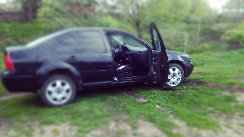 При закрытие дверей не тухнет лампочка света — Volkswagen Bora, 2,3 л ...