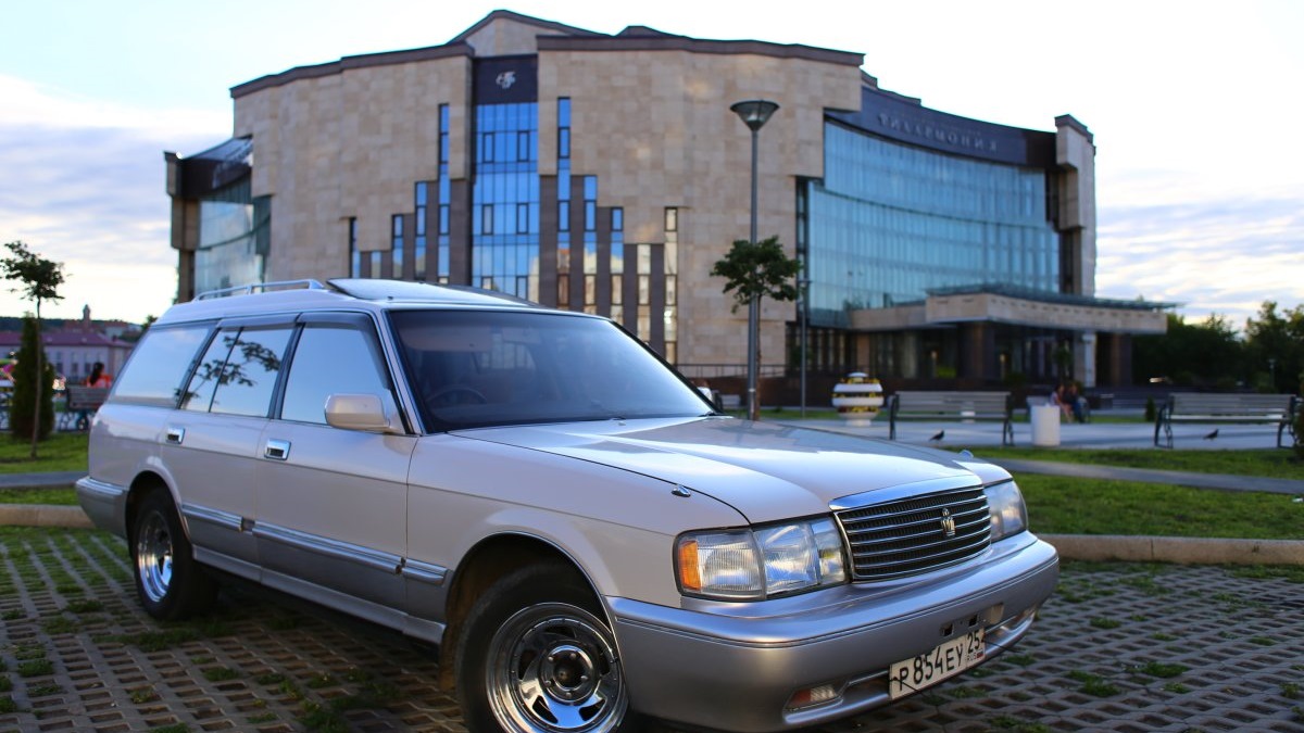 toyota crown s130 wagon