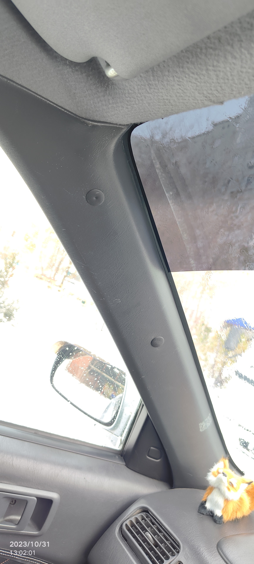 Как закрепить передние накладки на стойки, если сломаны крепления ...