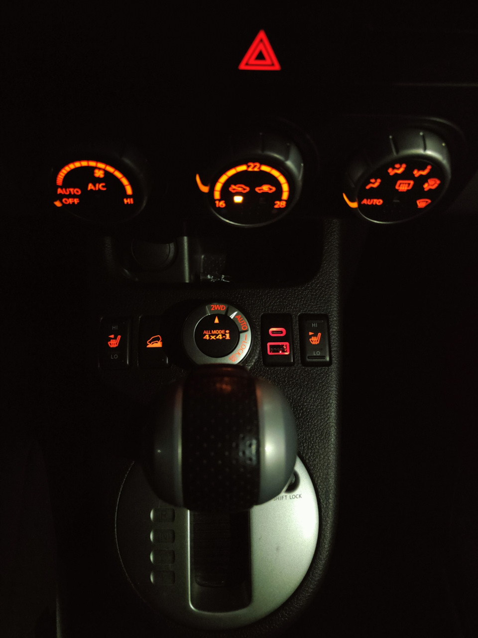 Вид ночью, цвет немного ярче чем родная подсветка кнопок, но в целом не плохо — Nissan X-Trail II (t31)