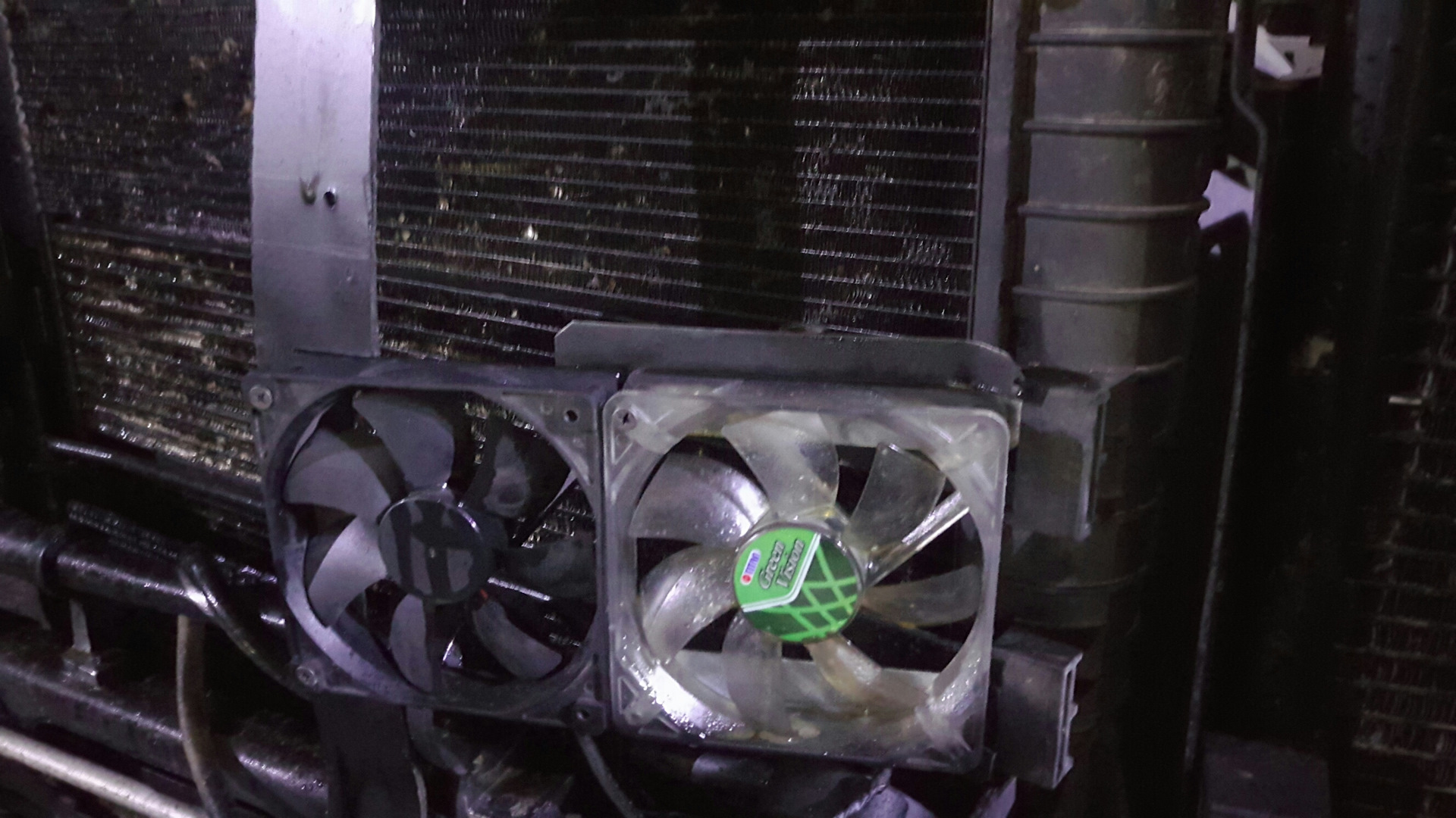 Два вентилятора на радиатор. 2 вентилятора на ваз 2109. Радиатор на кулере чистка. 2 вентилятора на 2109. Два вентилятора на радиатор.