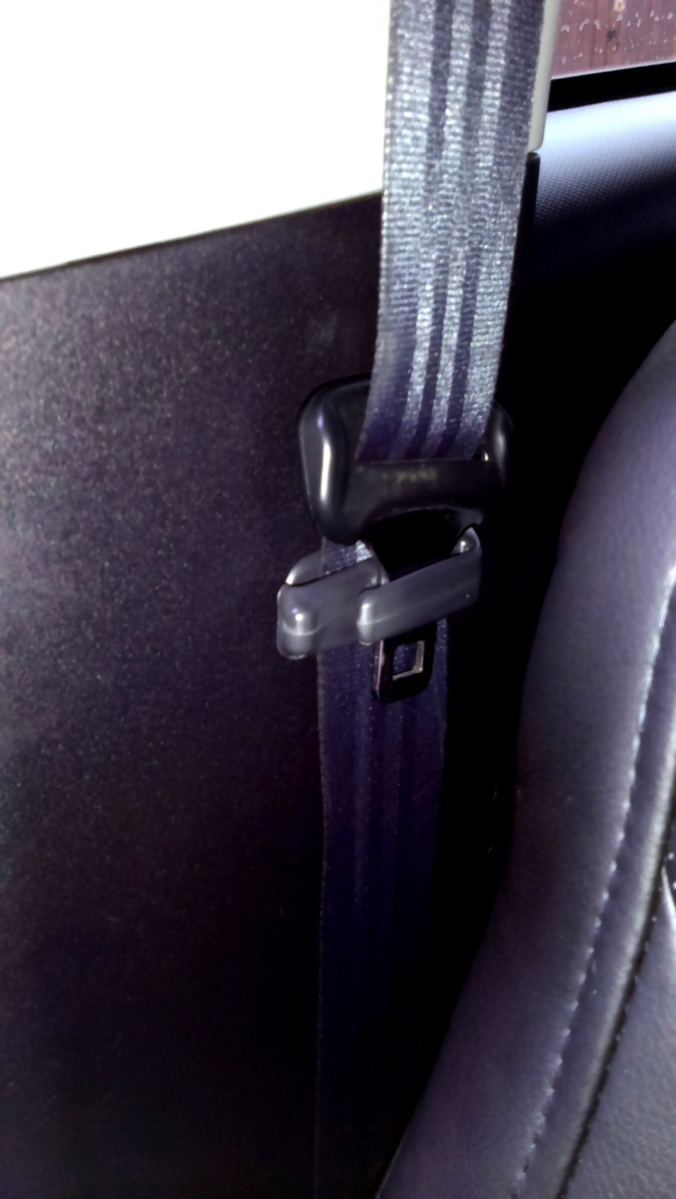 Замена водительского ремня безопасности - Mitsubishi Outlander XL, 2 л, 2010 год