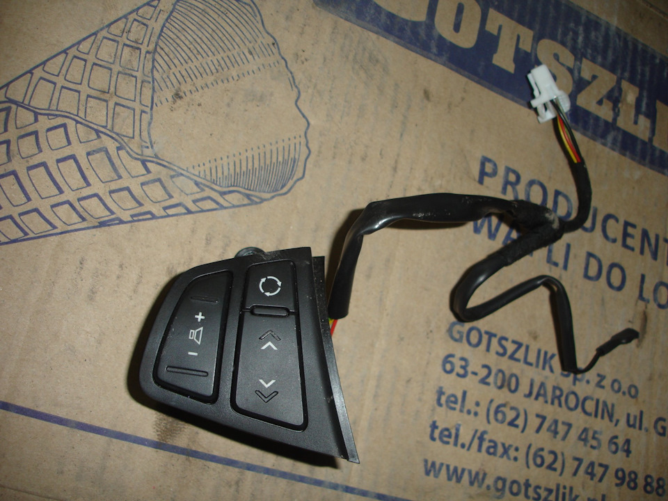 Управление магнитолой на руле — Hyundai i30 (1G), 1,4 л, 2008 года ...