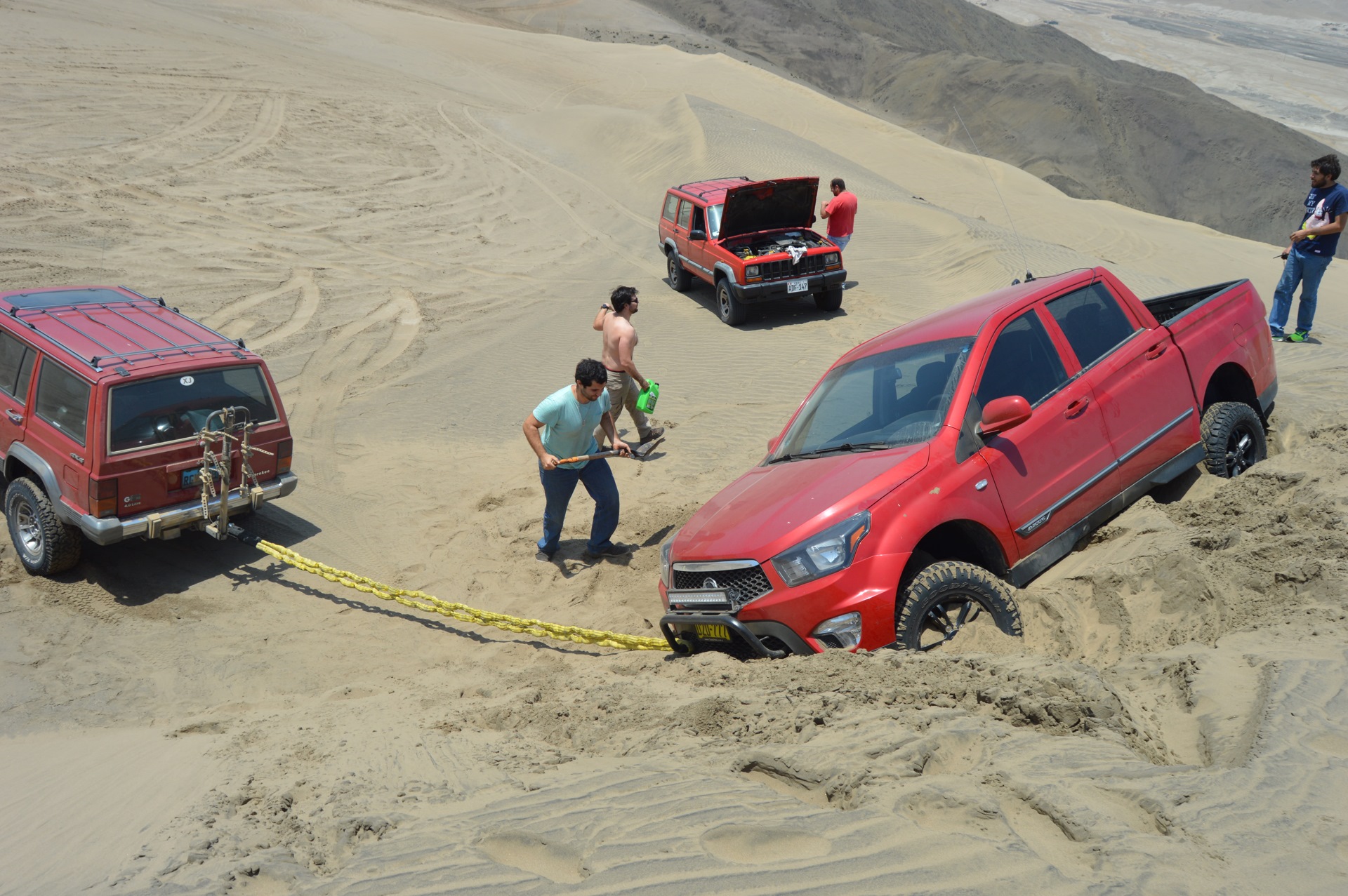 Action road. ССАНГЙОНГ Актион off Road. SSANGYONG Actyon 1 поколения off Road. Внедорожник кубырем вниз, картинка. Чувак толкает машину саненг Китай картинки.