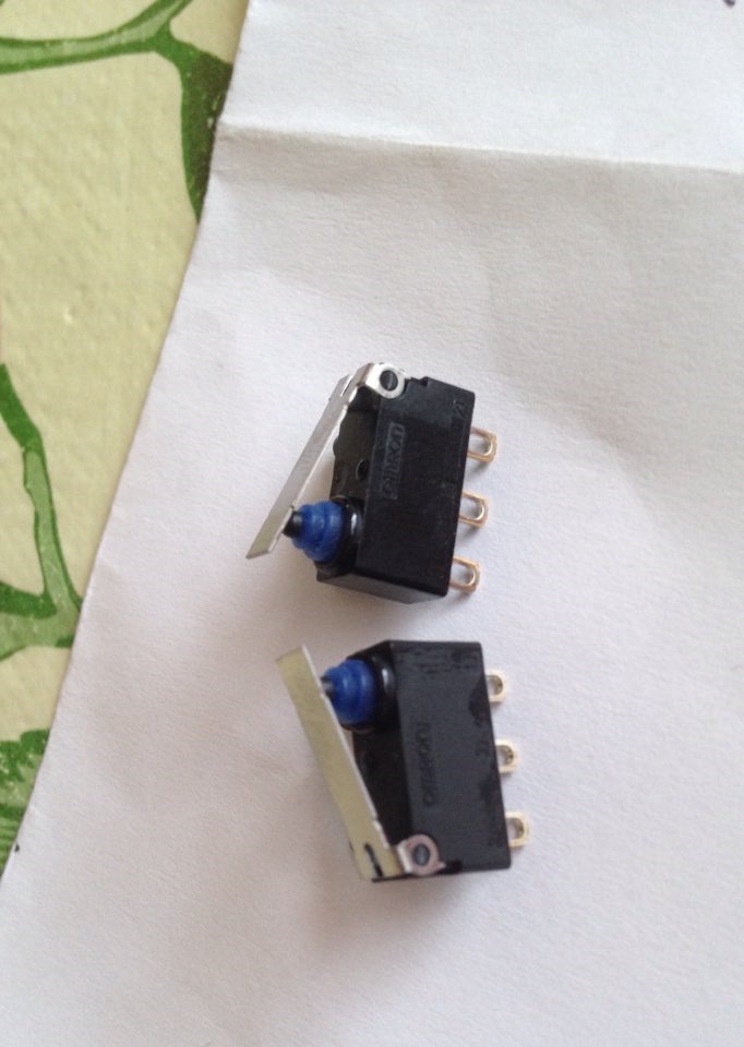 Микровыключатель omron D2HW-BL211H ( левый) — Volkswagen Golf Mk4, 1,6 ...