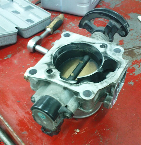 Throttle valve cleaning  TO - Toyota Corolla 18 L 2003