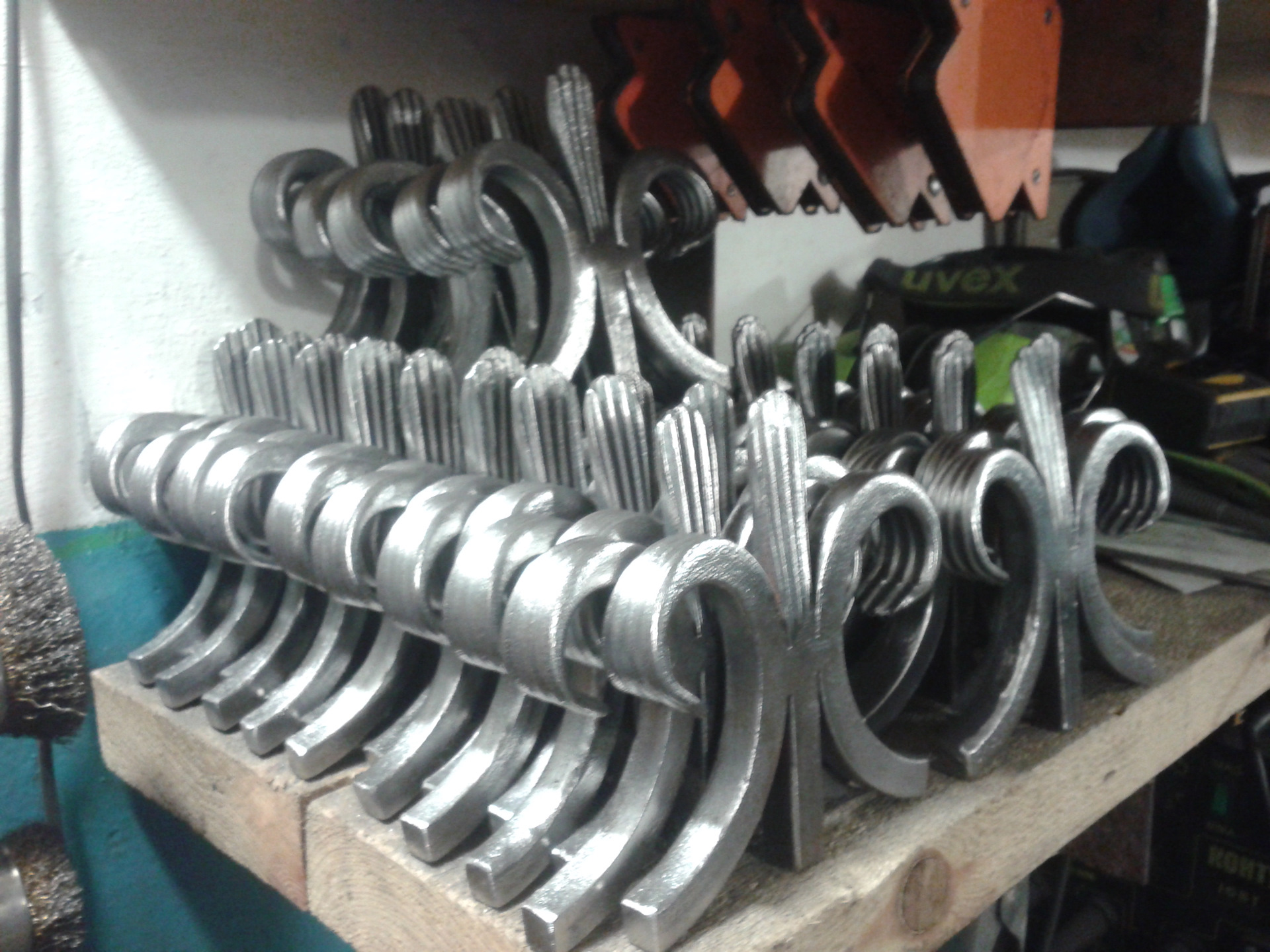 Самоделки из профильной трубы. Монастырская решетка холодная ковка станок. Изделия из профтрубы холодной ковки. Холодная ковка как бизнес для начинающих. Холодная ковка как бизнес для начинающих.