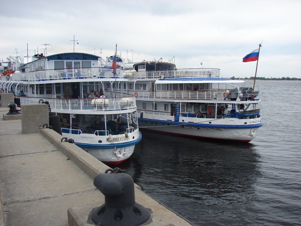 Новый вид пермских теплоходов. Четырехпалубные теплоходы в перми. Прогулочный теплоход пермь. Пермь теплоход на каме. Теплоход маяковский пермь.
