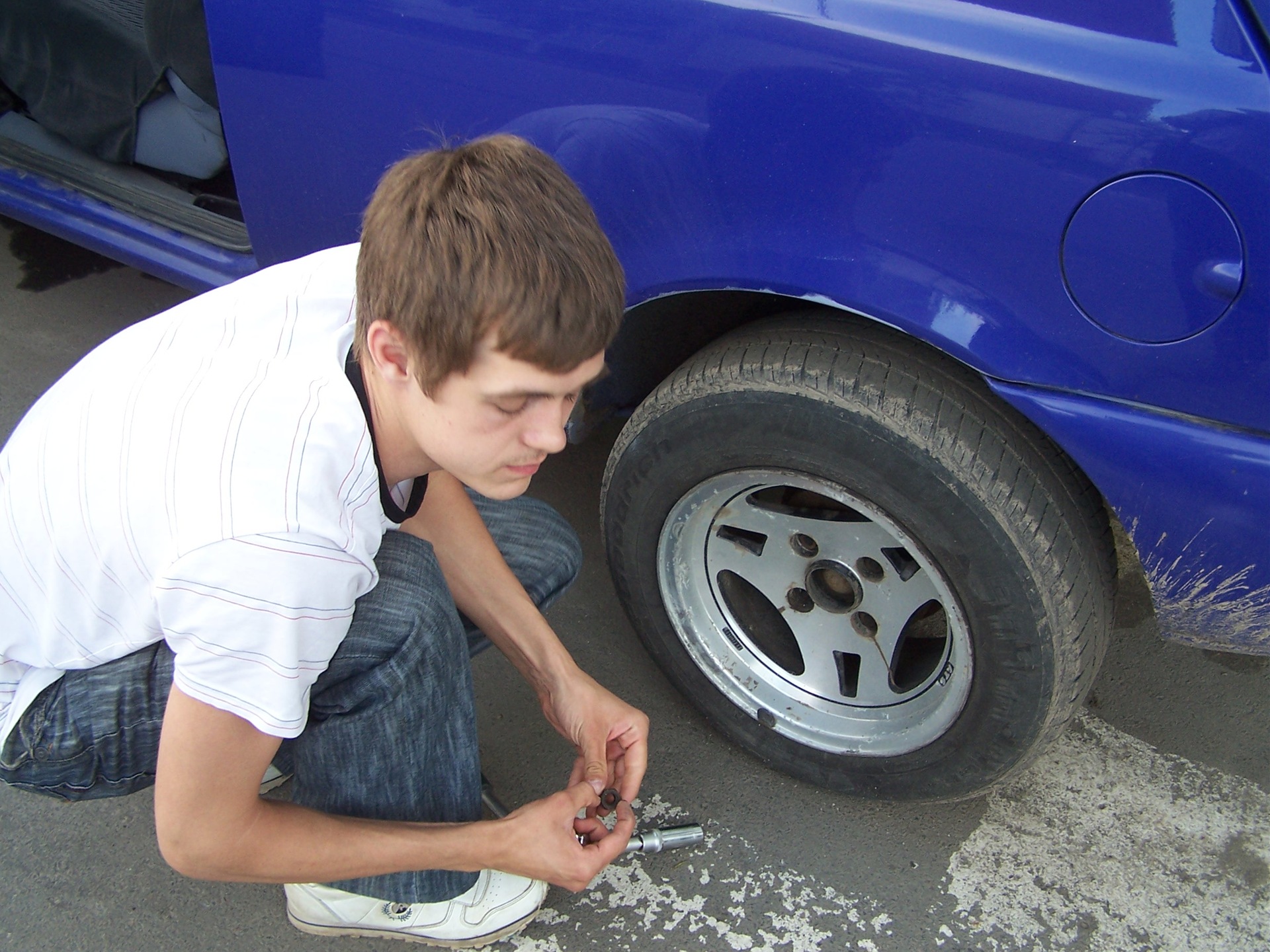 Замена гаек на колесах на "хромированные" — Ford Fiesta (Mk IV), 1,3 л ...