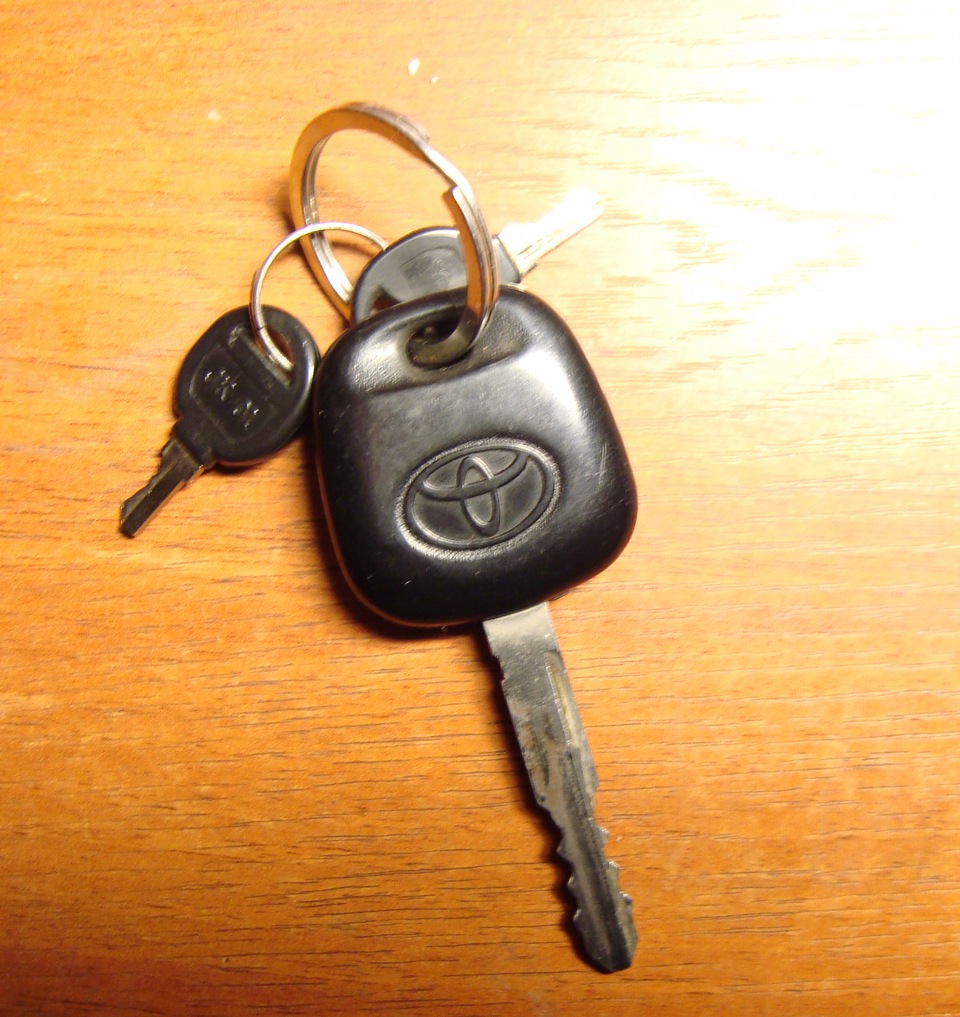 Car keys ayla. Toyota Carina ключ зажигания. Брелок Тойота Карина с автозапуском. Найдена связка ключей Тойота. Ключ Карина.