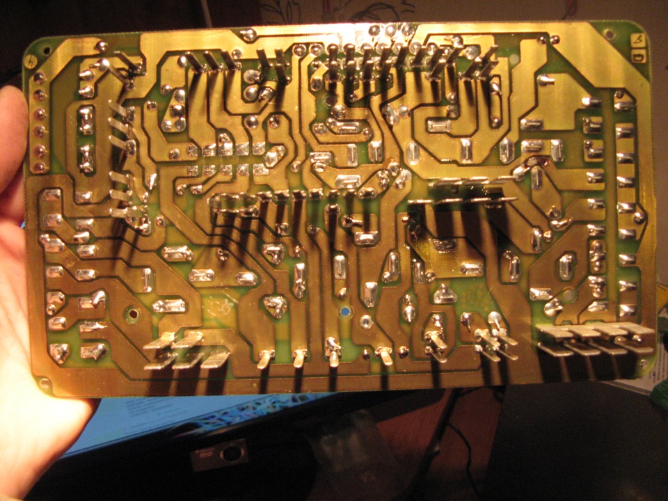 Чя. Выжженная дорожка на плате. Прогорела дорожка январь 5 1. Выгорание дорожек и микросхем на плате. Выгоревшая дорожка на электронной плате.