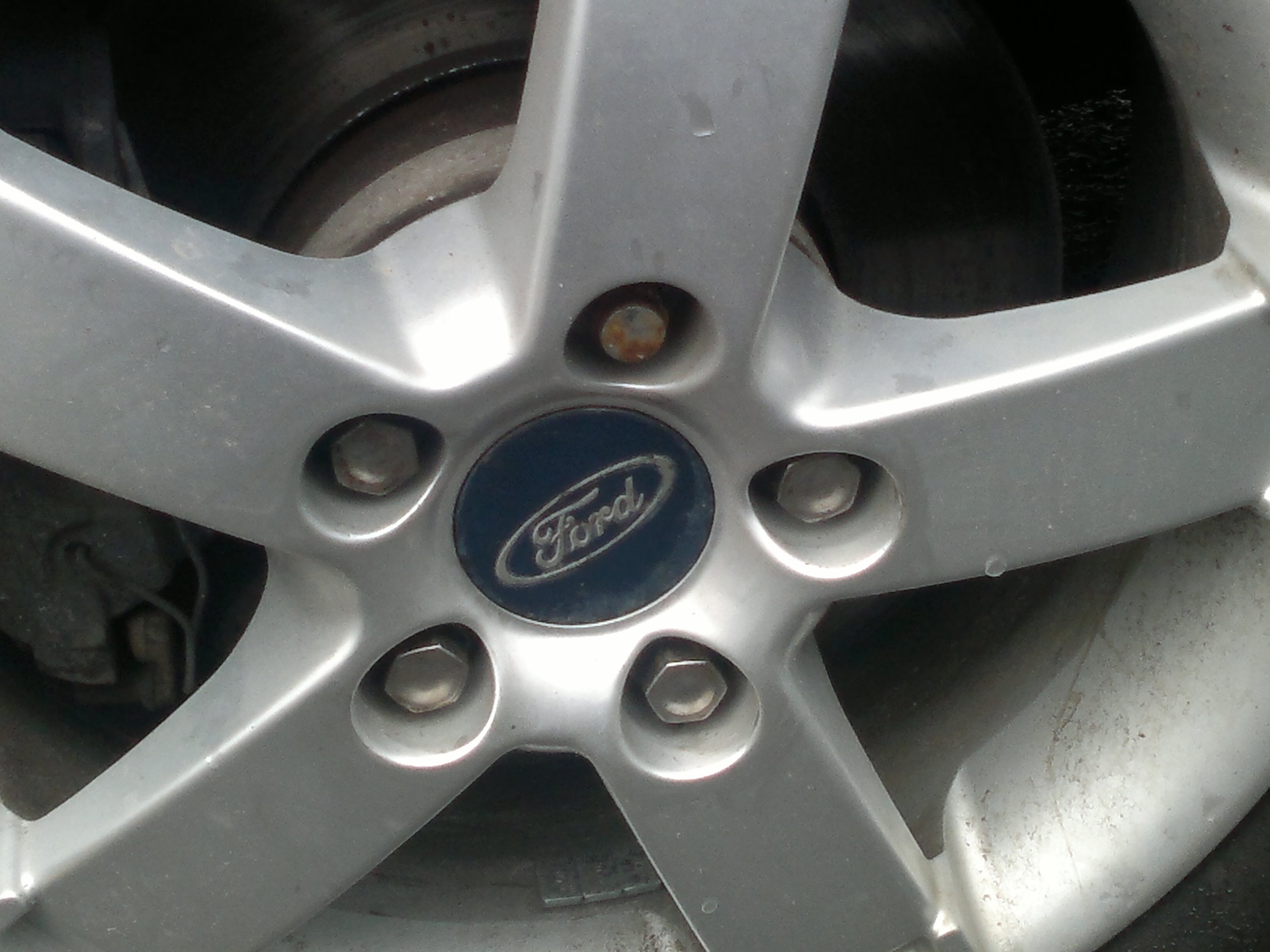 Размер литых дисков форд фокус 2. Болты на литые диски Форд фокус 2 15 радиус. Гайки для литых дисков фокус r15 оригинал. Гайки оригинал на литые диски фокус 2. Гайка литого диска Форд фокус 2.