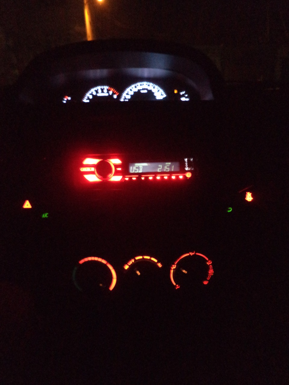 Красная подсветка регулировки печки и диодные полоски в багажник ...