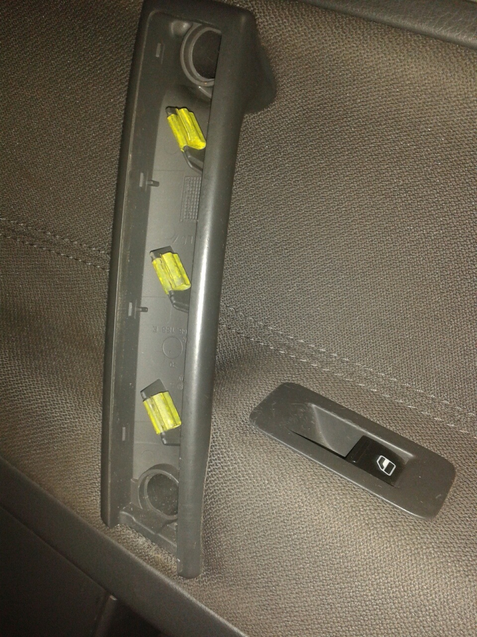 Отщелкиваем накладку ручки — Volkswagen Touareg (1G)