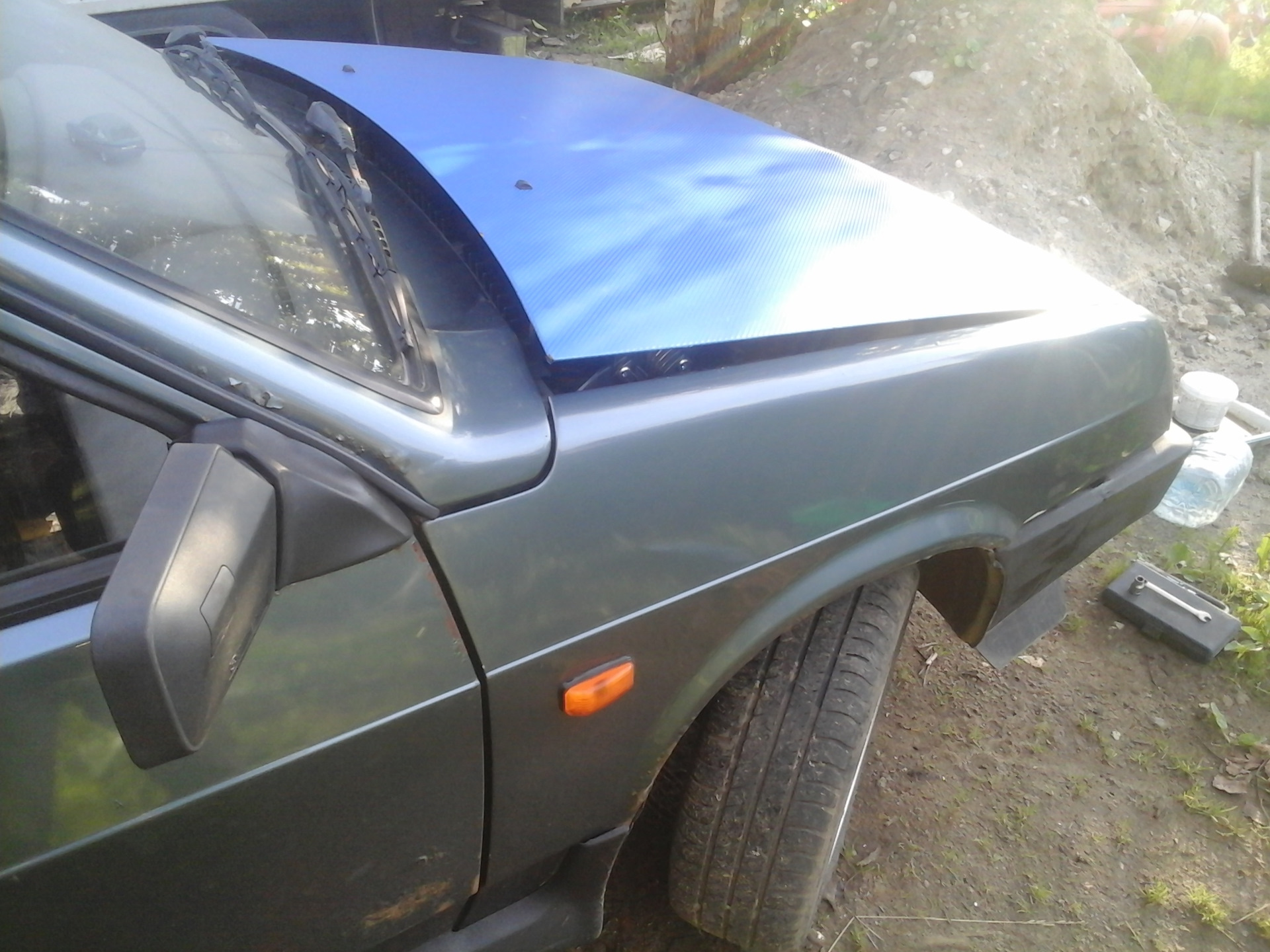 Приподнять капот на ваз. Проставки на капот jdm. Лифт капота 2108. Капот чайзер 100. Приподнятый капот.