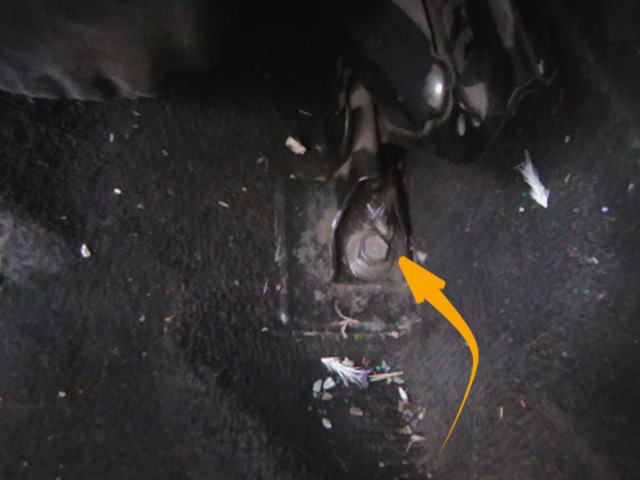 и левый болтик — Mercedes-Benz E-Class (W124)