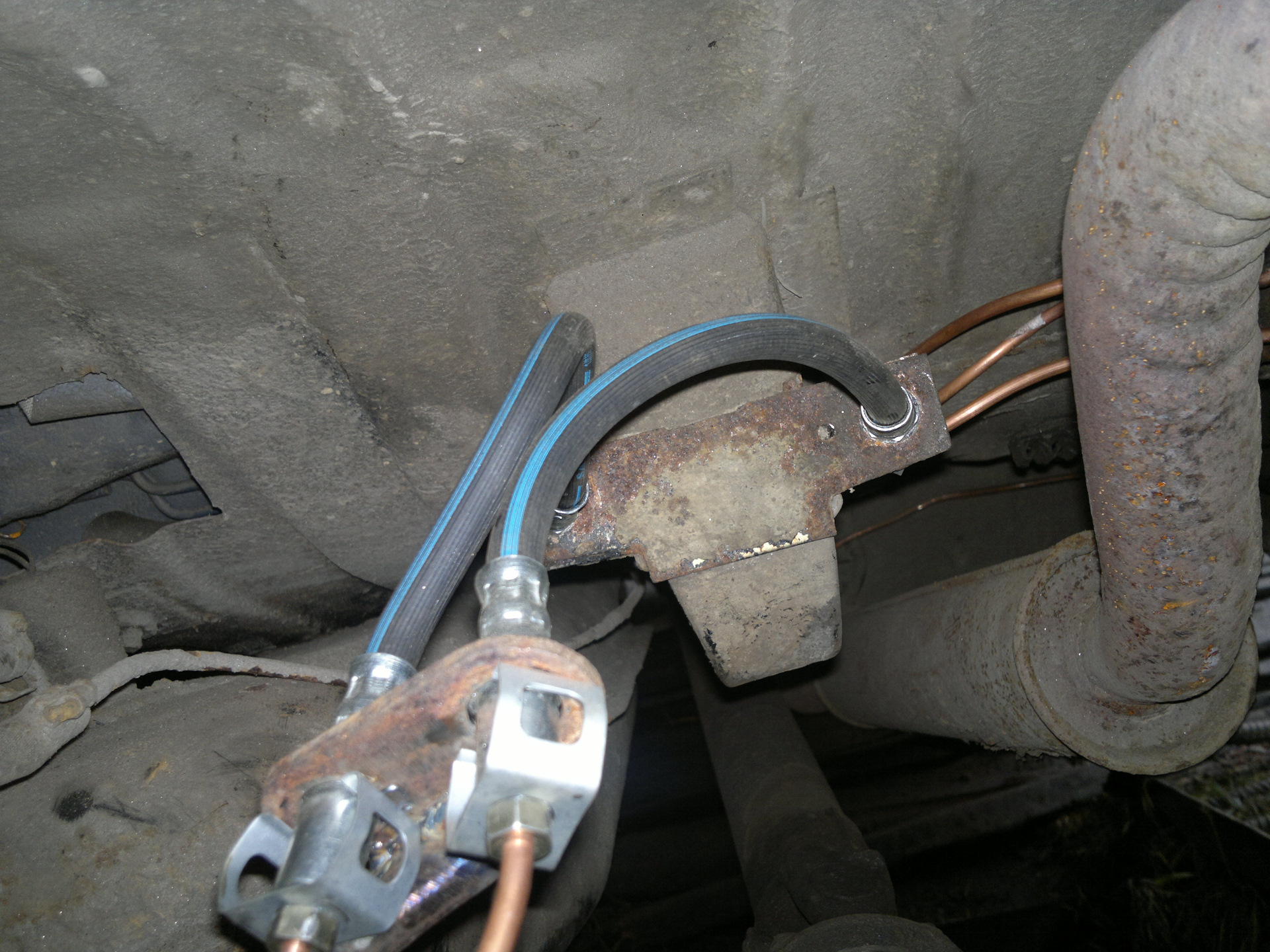 Тормозная трубка иж ода. Шланги тормозные иж ода 2126. Колдун иж 2126. Шланги тормозные иж ода 2126. Тормозная трубка иж ода.