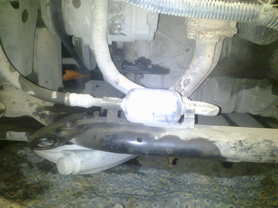 Дальше я заметил что вот эта бобышка сидит не полностью в скобах, одна сторона имеет свободный ход. В последствии я поджал разогнувшуюся скобу и на всякий случай закрепил этот бочёнок пластиковыми стяжками — Opel Astra G