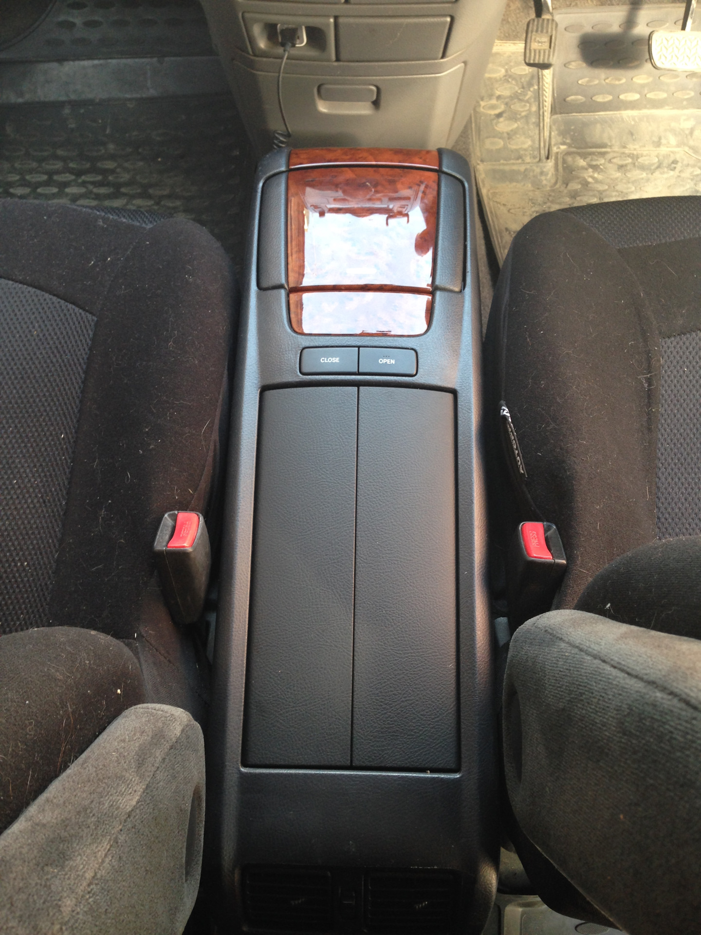 Подлокотники между сиденьями бардачок Lexus rx300