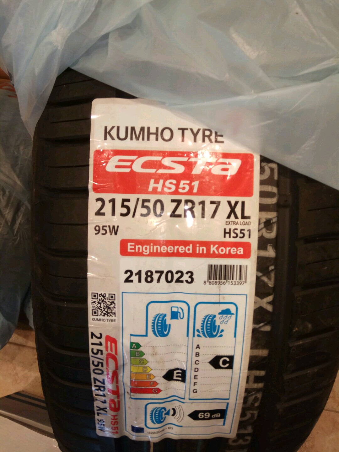 Kumho производитель. Kumho Ecsta hs52 евроэтикетка. Kumho Ecsta hs51 225/45 r17 евро этикетка. Шины Кумхо Ecsta hs51 215/50 zr17 95w XL летние шины. Kumho hs52.