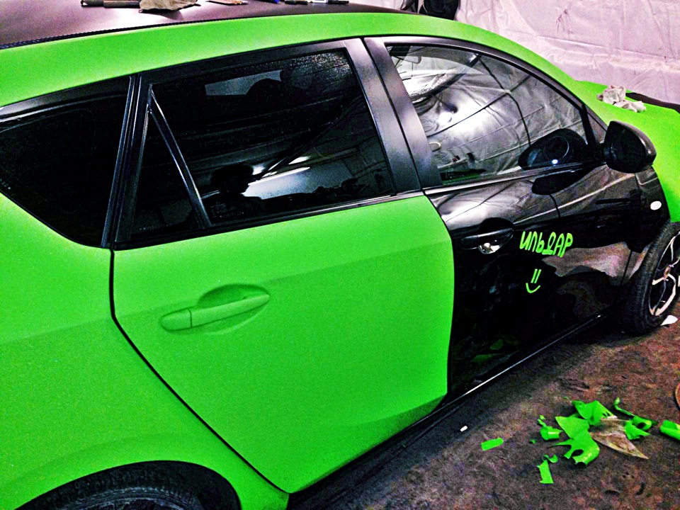 Крошка авто. Зеленая матовая Приора. Мазда 3 зеленый матовый. Зеленый матовый Солярис.