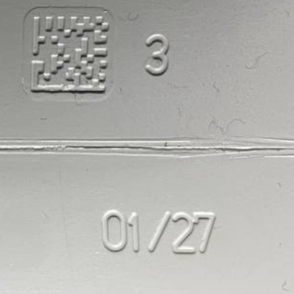 Неоригинал: цифры пляшут, шрифты отличаются. Нолик пополз вверх, семерка наехала на двойку, а QR код выше имеет другую технологию нанесения и при выбивании получил вокруг себя лунку. — Infiniti FX (1G)