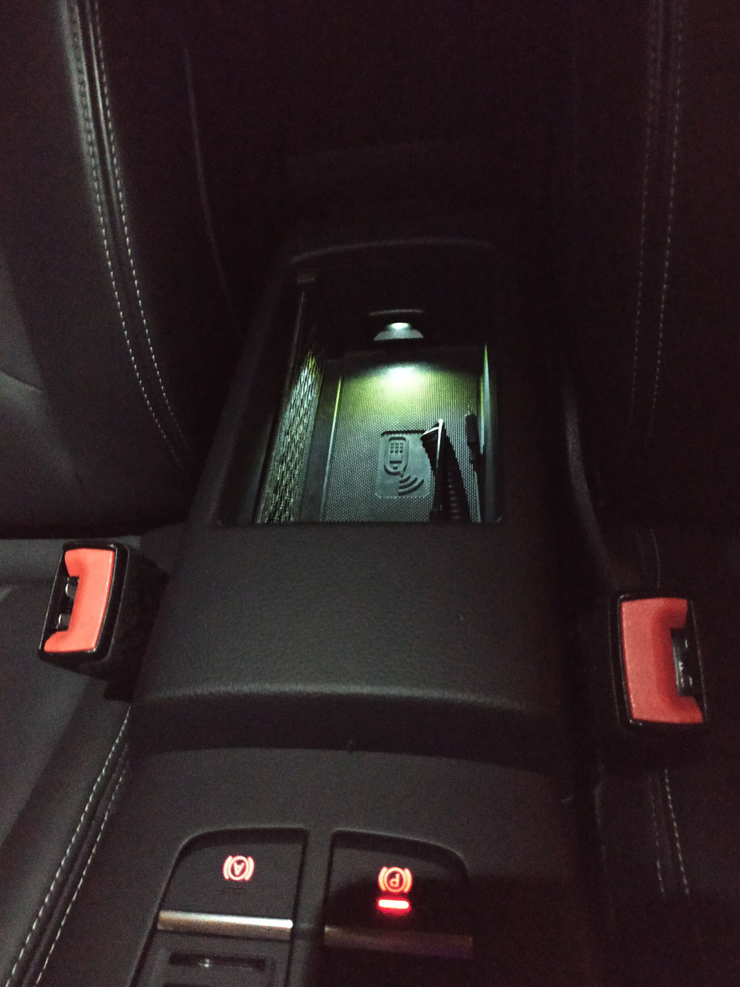 Armrest illumination & rear vent rotor illuminated — Audi A3 (8V), 1,4