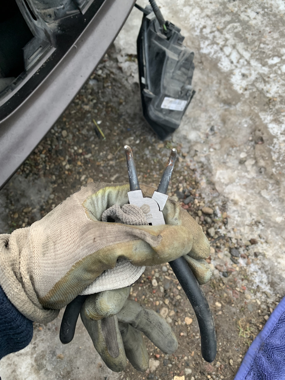 Замена ламп противотуманных фар — Audi A4 (B8), 1,8 л., 2012 года ...