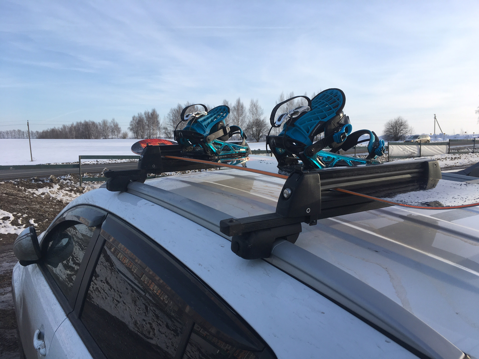 Перевозка лыж сноуборда. Thule SNOWPRO 746. Багажник на крышу Камри 40 для сноуборда. Thule SNOWPRO 745.