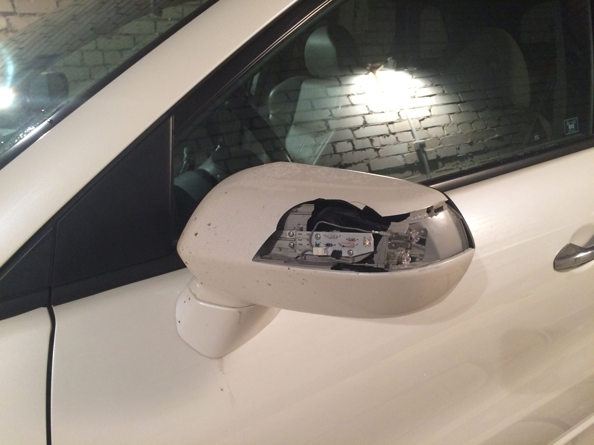 Мигающие зеркала. Замена лампы в боковом зеркале Акура РДХ 2008. Ободок для зеркала водительского Рапид. Зеркала водительское на авто Стерлитамак.