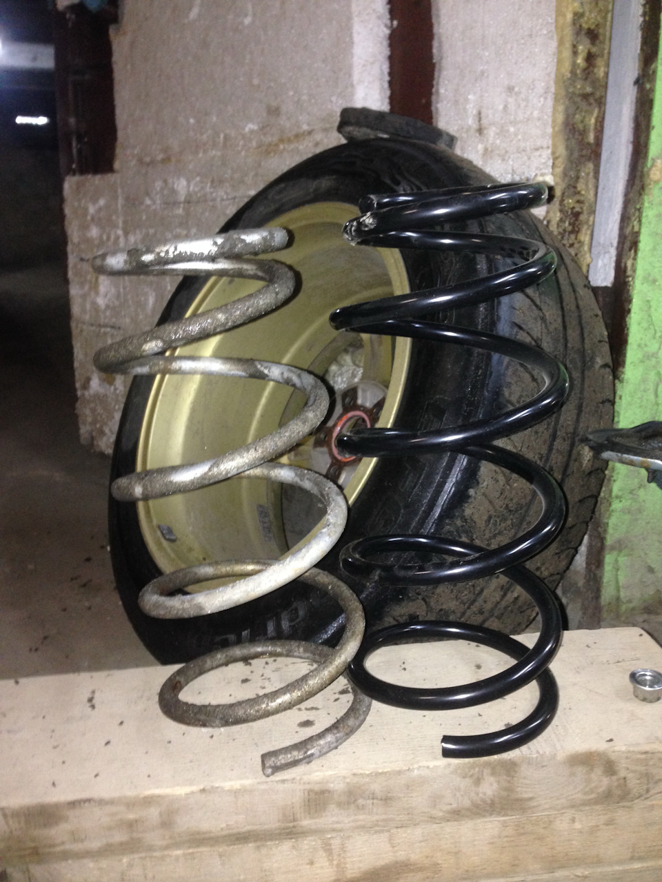 правая — Subaru Forester (SG)