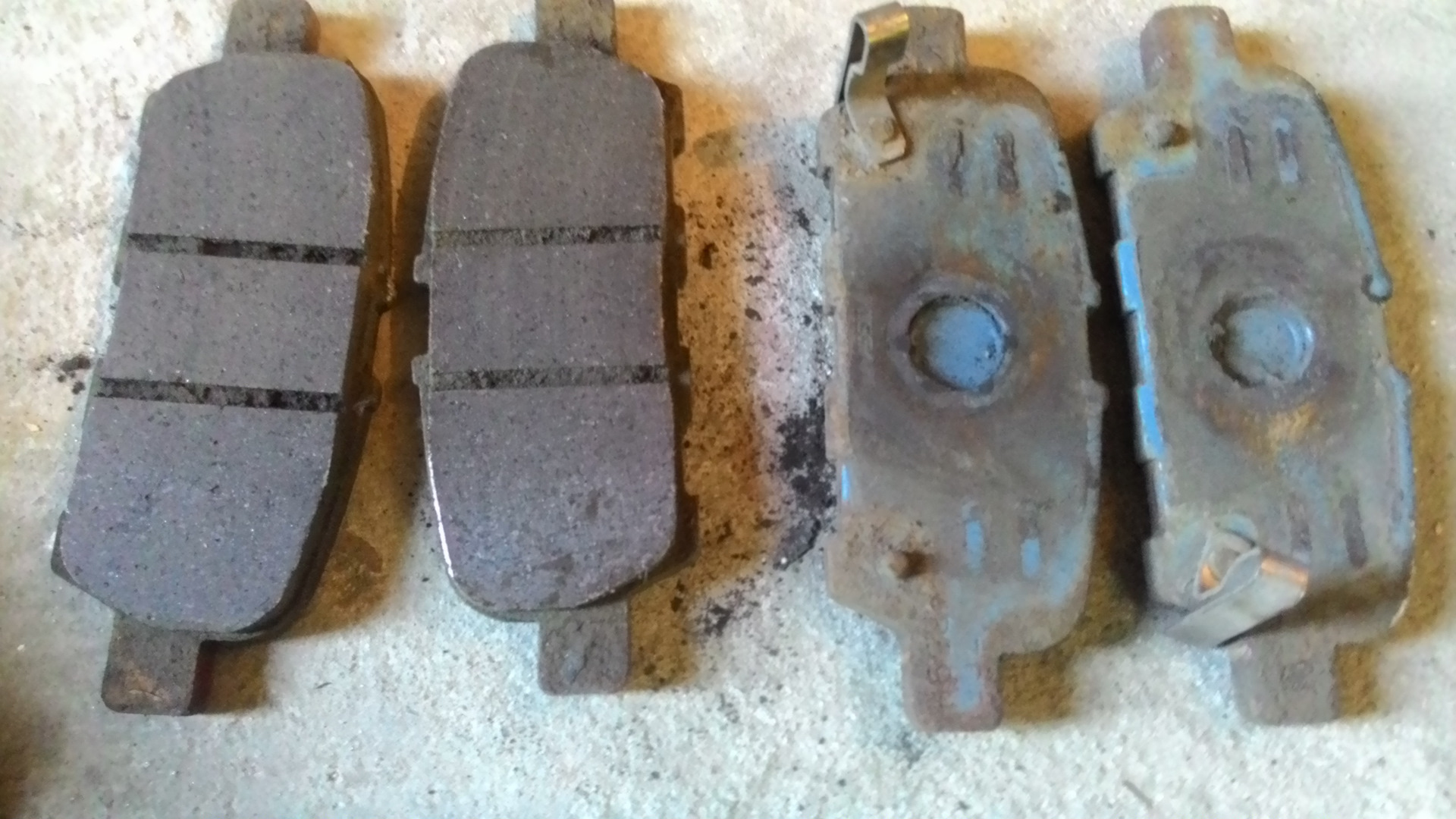 Замена задних тормозных колодок — Nissan Qashqai (1G), 1,6 л, 2013 года ...