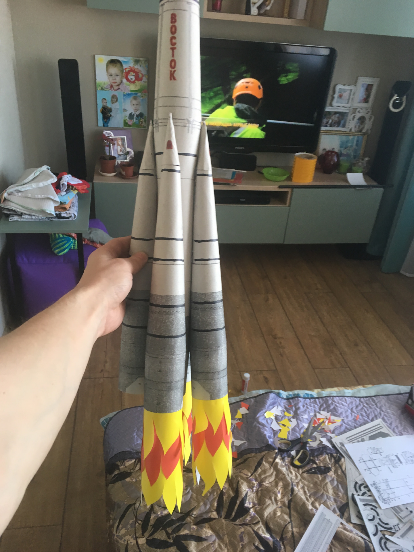 Ракета своими руками из подручных материалов. Ракета поделка. Макет ракеты. Ракета поделка своими руками. Поделка ракета для детского сада.