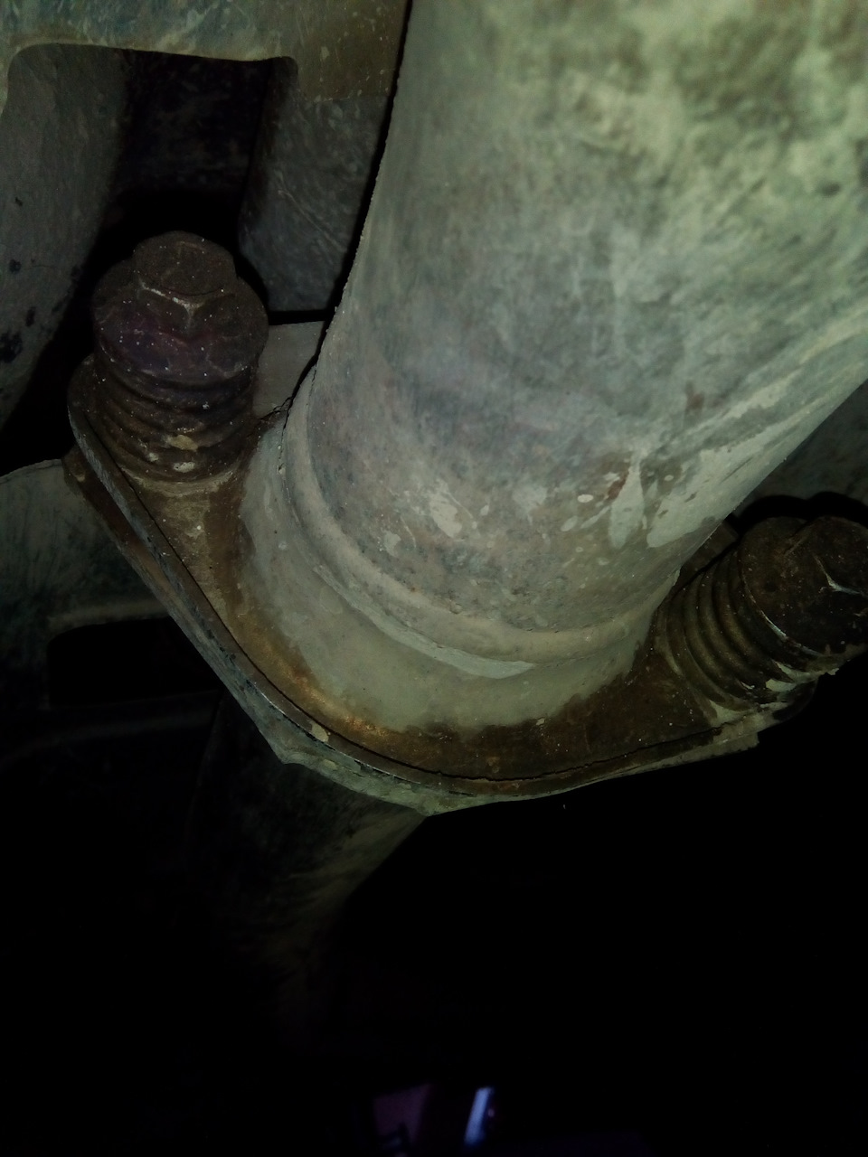 Шарнир глушителя — подпружиненный болт с головой на 17мм., с той стороны гайка под ключ на 12мм. — Subaru Forester (SJ)