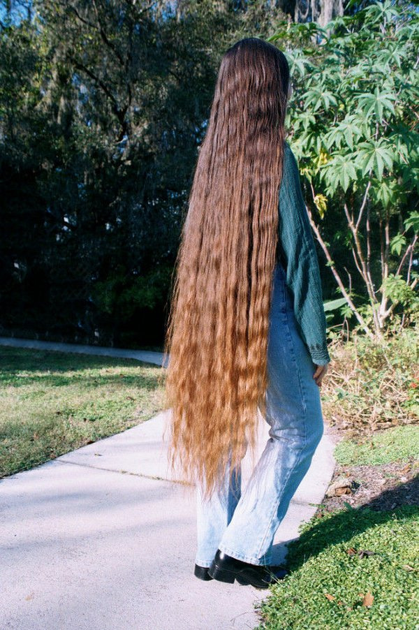 Откуда у всех длинные волосы