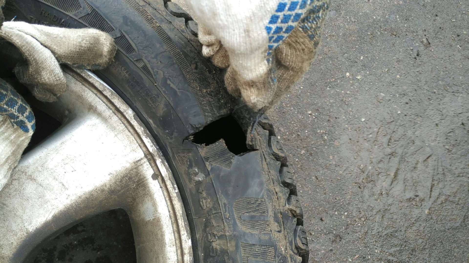 Убило колесом. Спущенное колесо. Взорвалось колесо. Убило колесом. Взорвалось колесо на камазе.