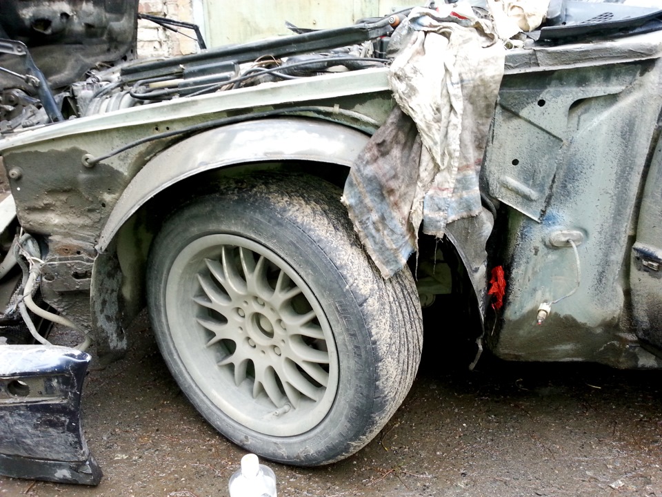 На левой стороне у меня нашлась незанятая заглушка прямо в слив арки. Круто! Повторяем операцию Дырка-шланг — BMW 5 series Touring (E34)