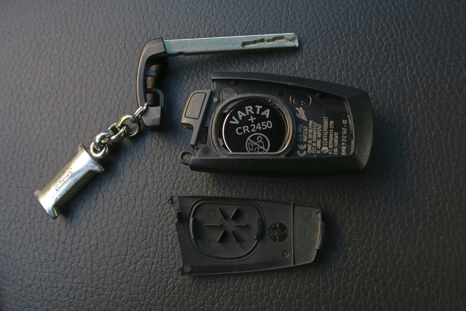 Замена батареек в ключе и запасной ключ вместе с резервным сервисным
