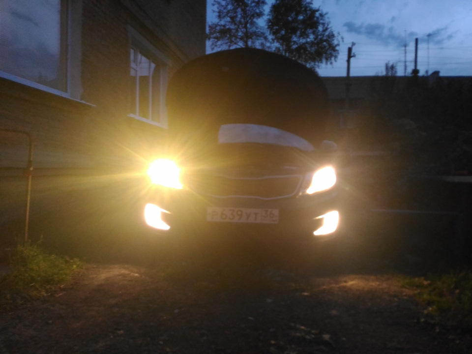 Левая фара с новой лампой … — KIA Rio (3G). Запчасти на фото: LP639