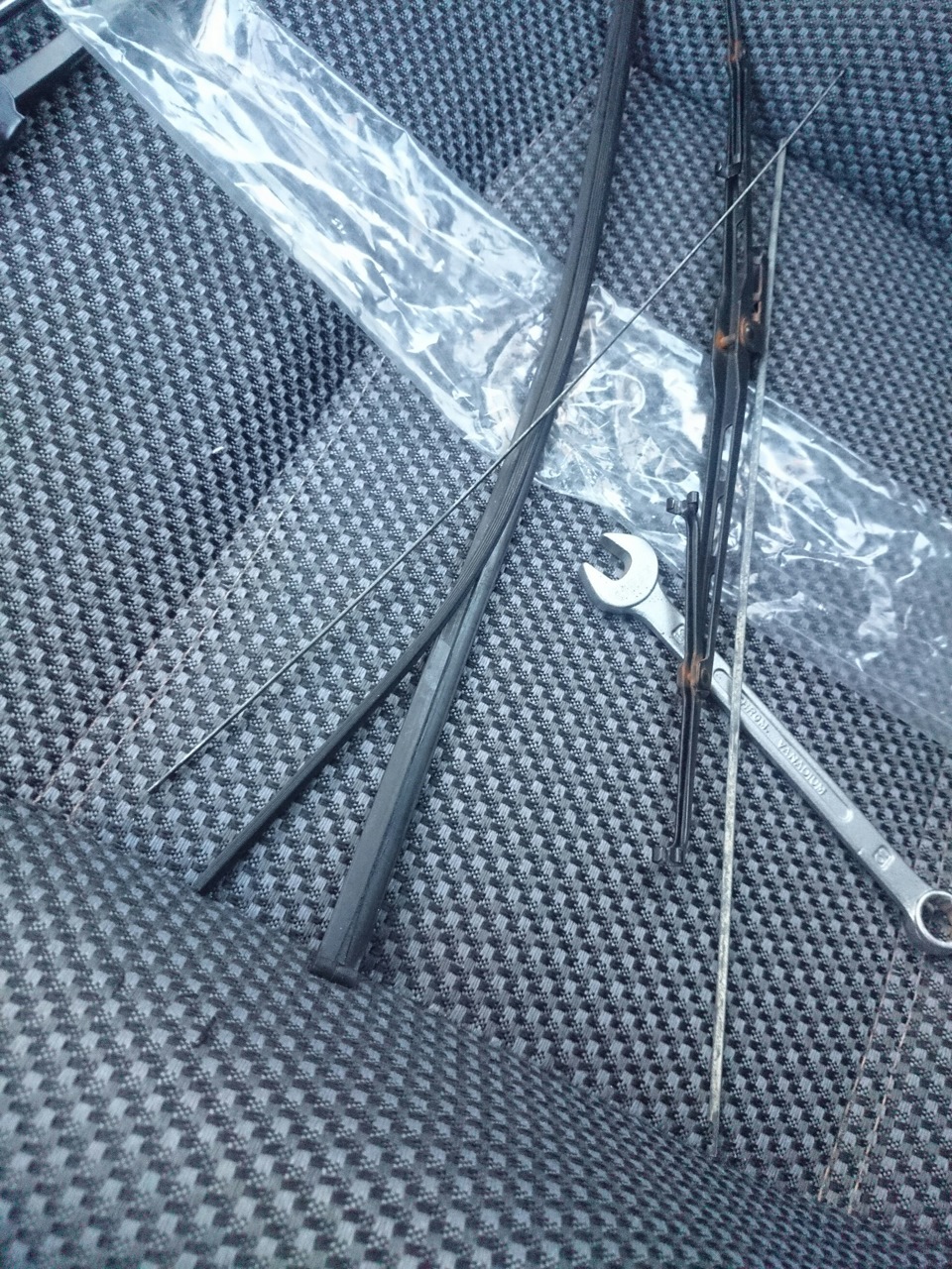 Замена заднего дворника — Lada 2114, 1,6 л, 2011 года | запчасти | DRIVE2