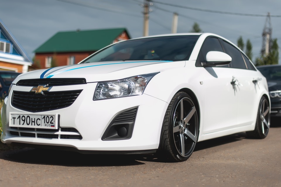 Тюнинг шевроле круз. Chevrolet Cruze 2014 Tuning. Chevrolet Cruze белая тюнингованная. Тюнингованный Шевроле Круз 2014. Шевроле Круз 2013 года обвес.