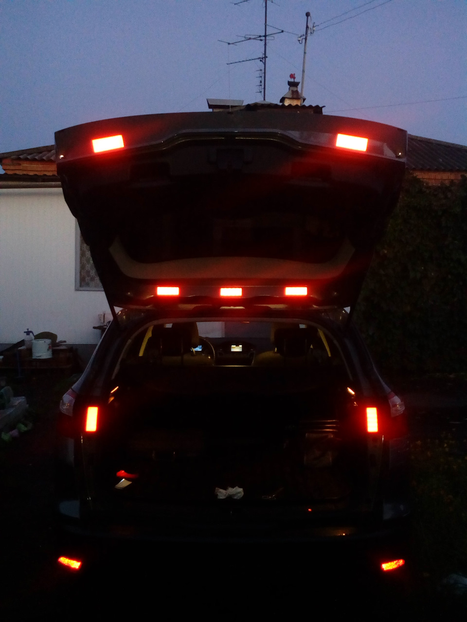 светоотражатели — Ford Focus Wagon III, 1,6 л, 2012 года | просто так ...