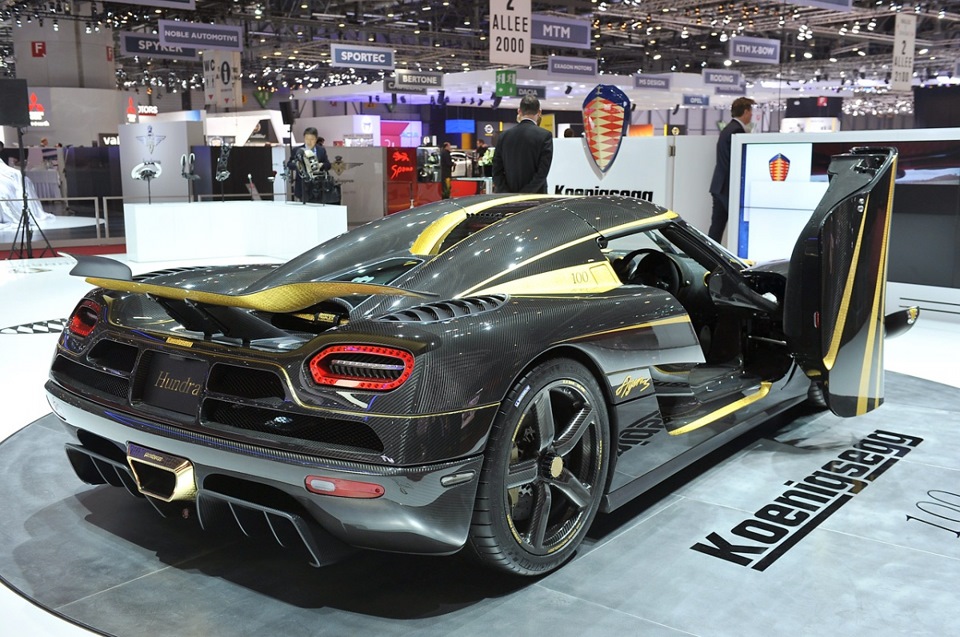 51 млн просмотр. Koenigsegg Agera s hundra. Koenigsegg Agera hundra. Золотой суперкар. Бренд Koenigsegg.