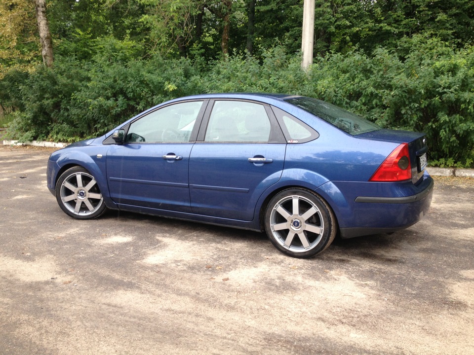 Синий Ford Focus 2 седан в пленке