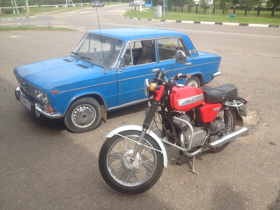 6. Встретились два пенсионера ВАЗ — 2103 76 г.в. и JAWA — 73 г.в ...