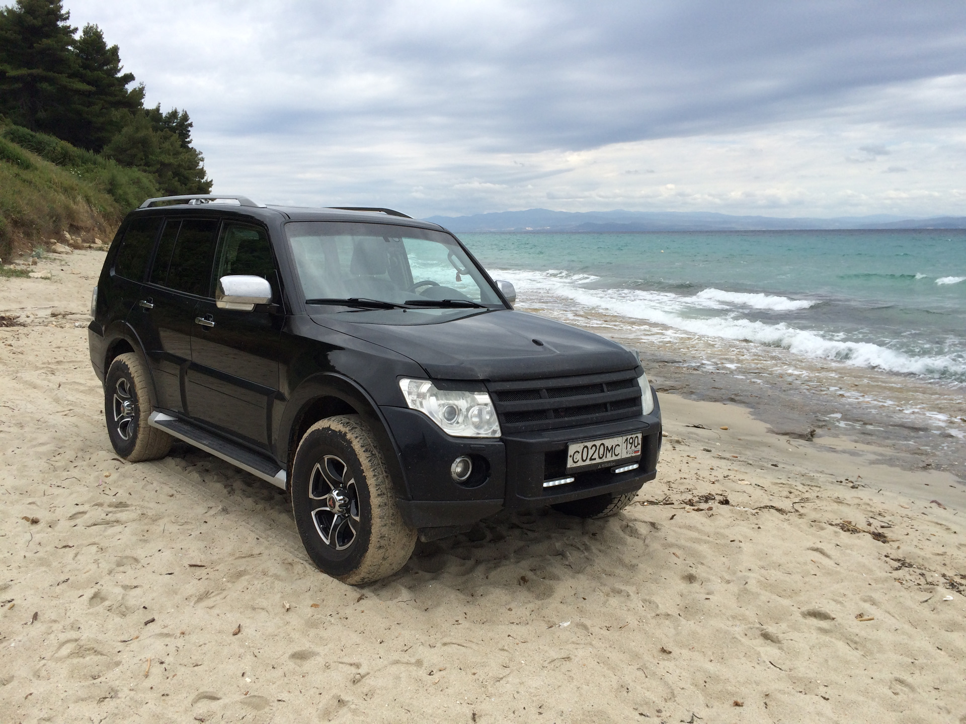 Купить Тюнинг решетка радиатора с сеткой на Mitsubishi Pajero 4 2006-2015г в Кра
