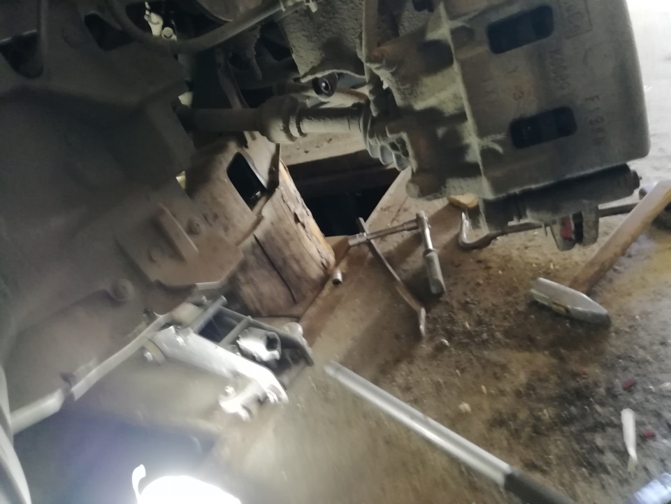 Замена передней шаровой опоры — Mazda CX-7, 2,5 л, 2011 года | своими ...