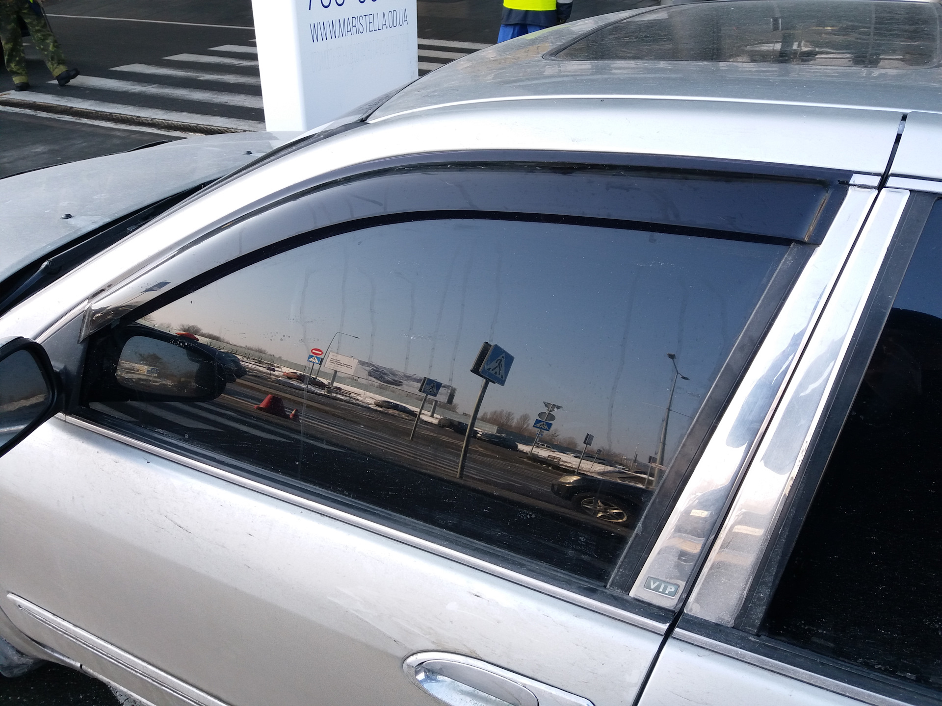 Как снять ветровики с автомобиля. Дефлекторы боковых окон Ниссан Максима а32 1997 года. Отклеивается ветровик на авто. Демонтаж ветровиков на машине. Надежность дефлектора на машину.