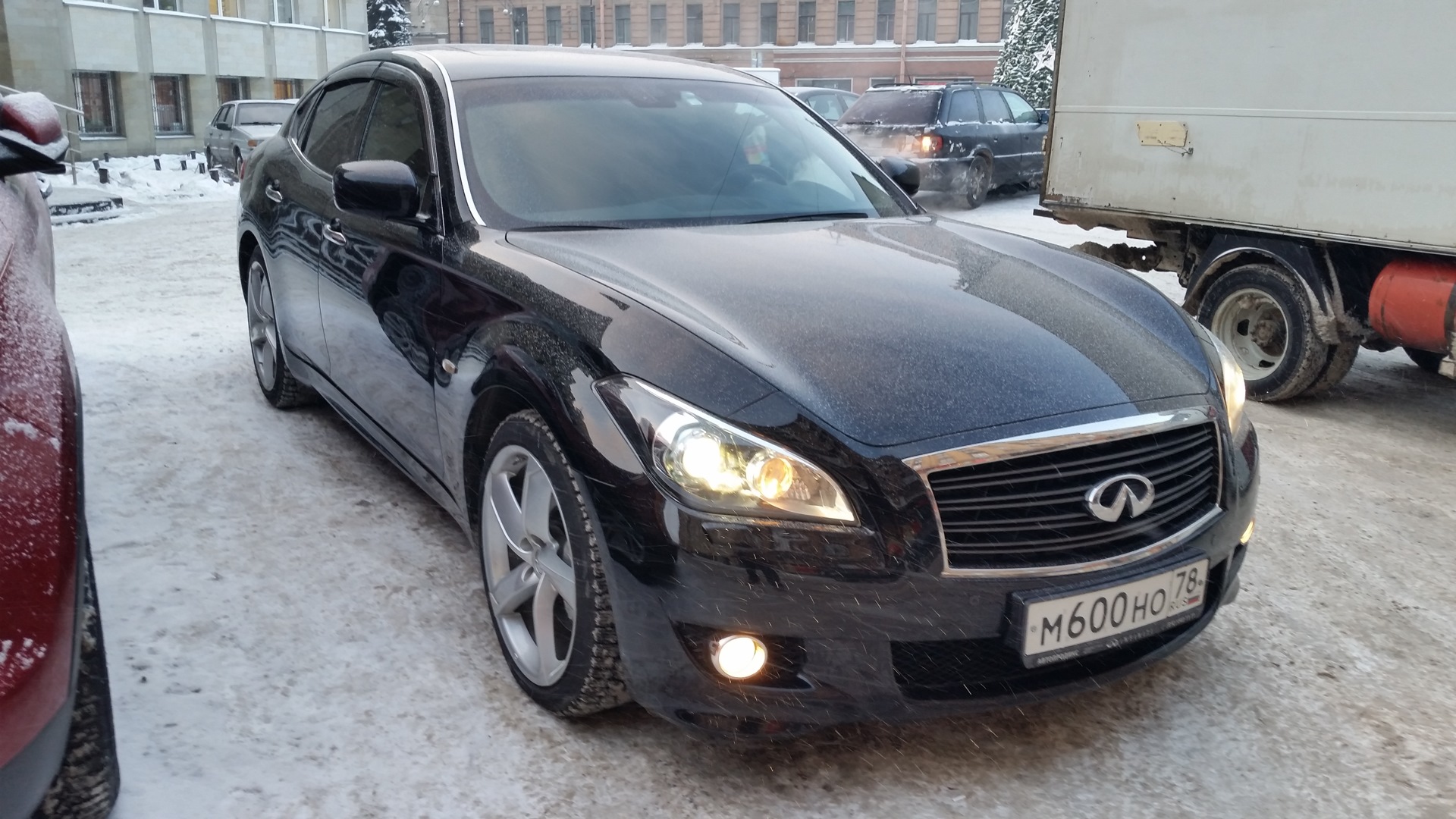 Черная Infiniti m25 на 20 колесах