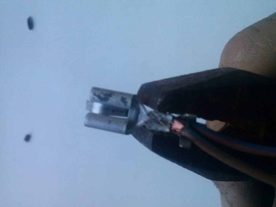 Тут видно уже завернутые зажимы, которые дожимаем — Audi 100 (C3)